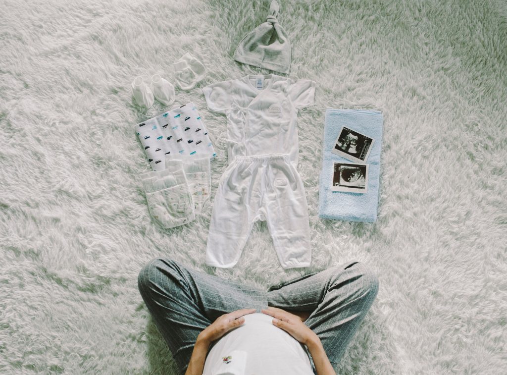 Schwangerschaftsshooting Inspiration, Flatlay mit